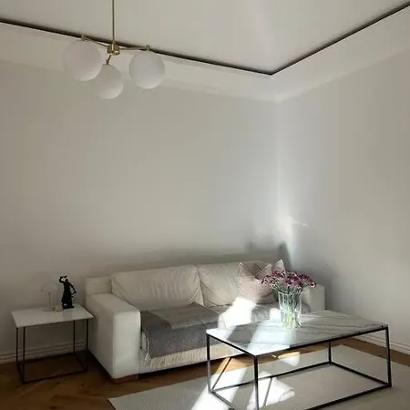 Valoisa Ja Rauhallinen Keskusta Kaksio 70 M2 アパート トゥルク