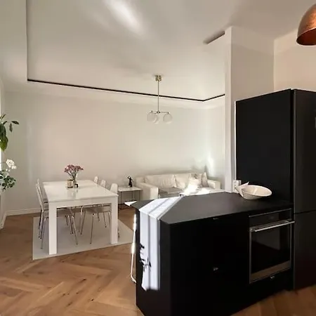 Valoisa Ja Rauhallinen Keskusta Kaksio 70 M2 * トゥルク